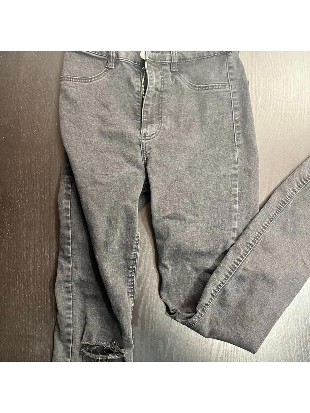 Zara Black Skinny Jeans with Sleek Fit